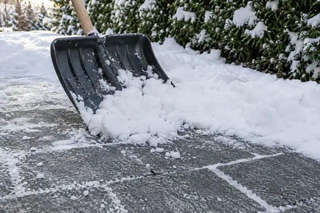 Winterlicher Weg vor einem Haus