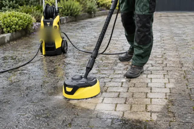 Pflasterfläche wird mit einem Flächenreiniger gereinigt