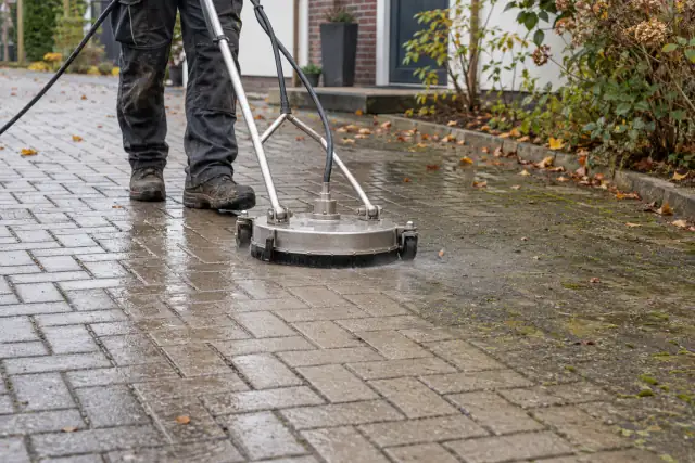 Pflasterfläche wird mit einem professionellen Flächenreiniger gleichmäßig gereinigt